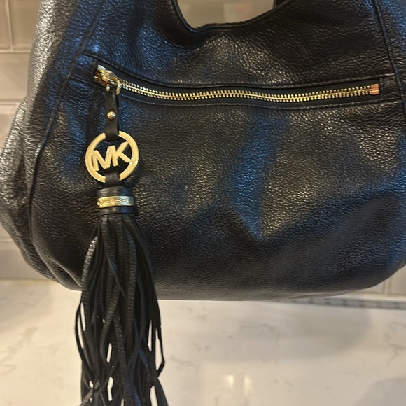 Michael Kors Hobo carryall in black pebbled leather with tassel - Picture 2 of 12